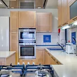 아파트 Charming 2 Bedroom Close To The Rmus1-1 *