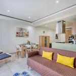 아파트 Charming 2 Bedroom Close To The Rmus1-1 *