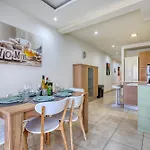 Charming 2 Bedroom Close To The Rmus1-1 아파트