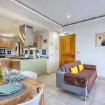 아파트 Charming 2 Bedroom Close To The Rmus1-1 *